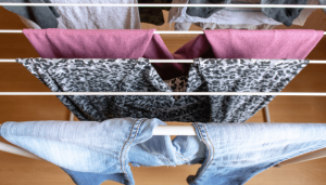 Conheça os perigos de secar roupas dentro de casa