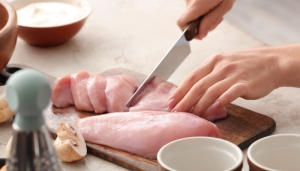 A forma como você corta o frango muda completamente a textura da carne – e quase ninguém sabe disso 
