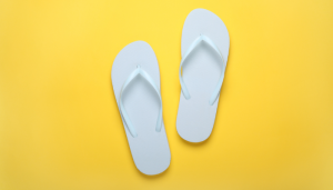 Como tirar o encardido de chinelo branco