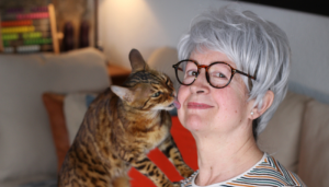 Por que gatos ficam perto do rosto enquanto dormimos?