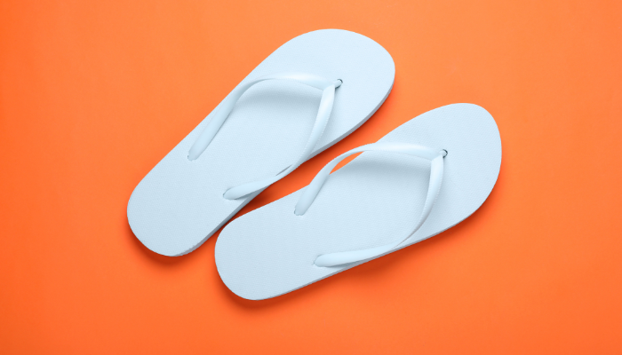 Como tirar o encardido de chinelo branco