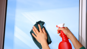 Como Limpar Vidro Sem Deixar Marcas: Truque Simples que Funciona de Verdade