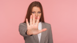 Por que algumas pessoas evitam abraços? Entenda a psicologia