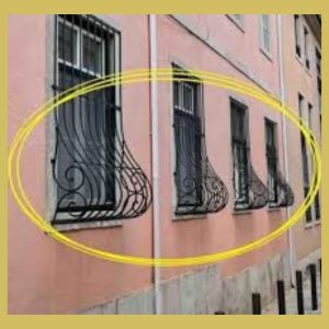 Por que algumas janelas têm barras curvas?
